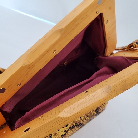 Stylish Women's Snakeskin Print Wooden Handle Clutch Crossbody - Picture 9 of 12